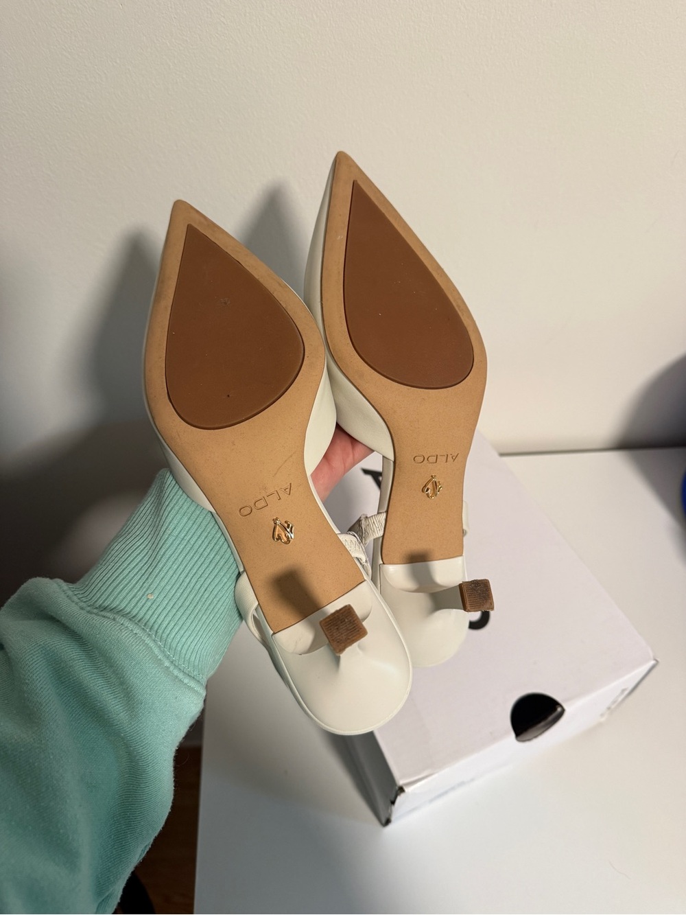 Aldo Gavedessi Ivory Pointed Slingback Heel - Picture 4 of 8